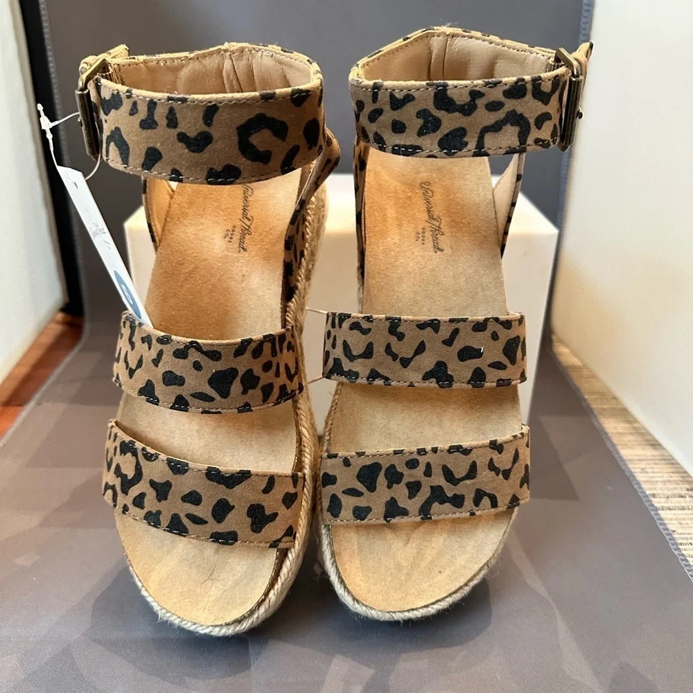 NWT Universal Threads animal print platform sandals - Picture 2 of 4